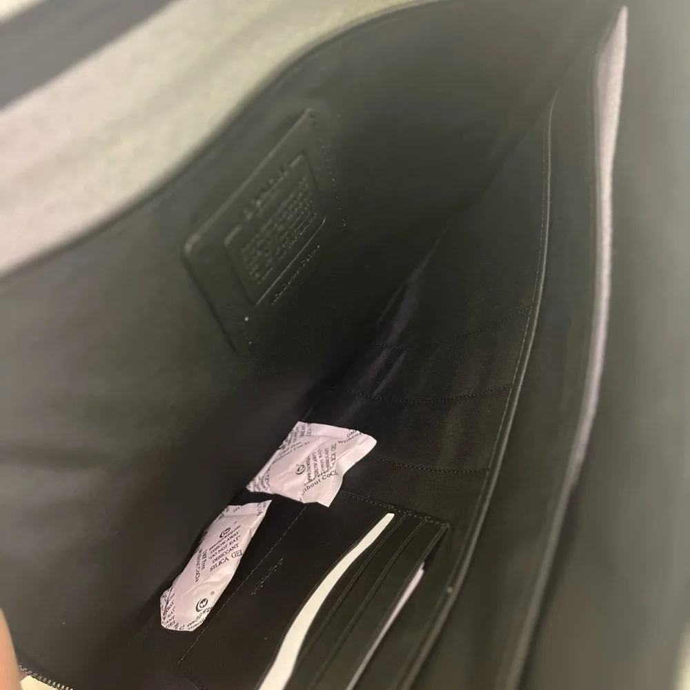 New Authentic Coach L Zip Black Pebbled Leather Portfolio - Picture 3 of 3